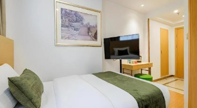 Bed in GreenTree Inn Shanghai Jingan Railway Station Xinzha Road Business Hotel
