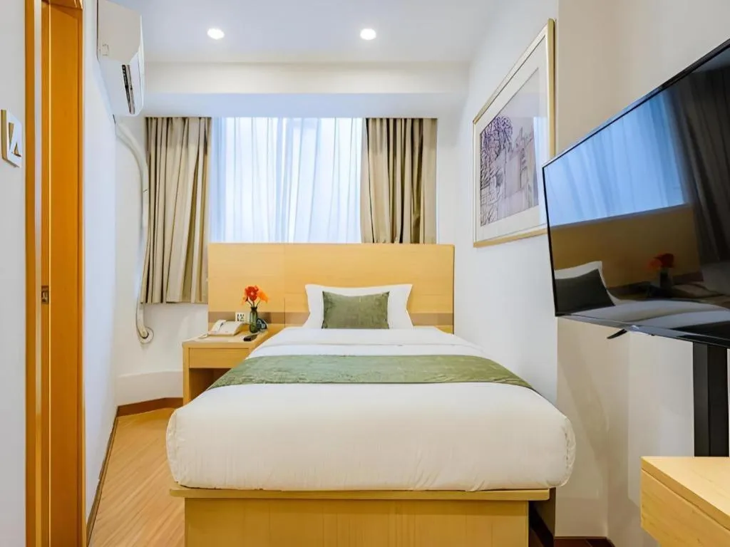 Bed in GreenTree Inn Shanghai Jingan Railway Station Xinzha Road Business Hotel