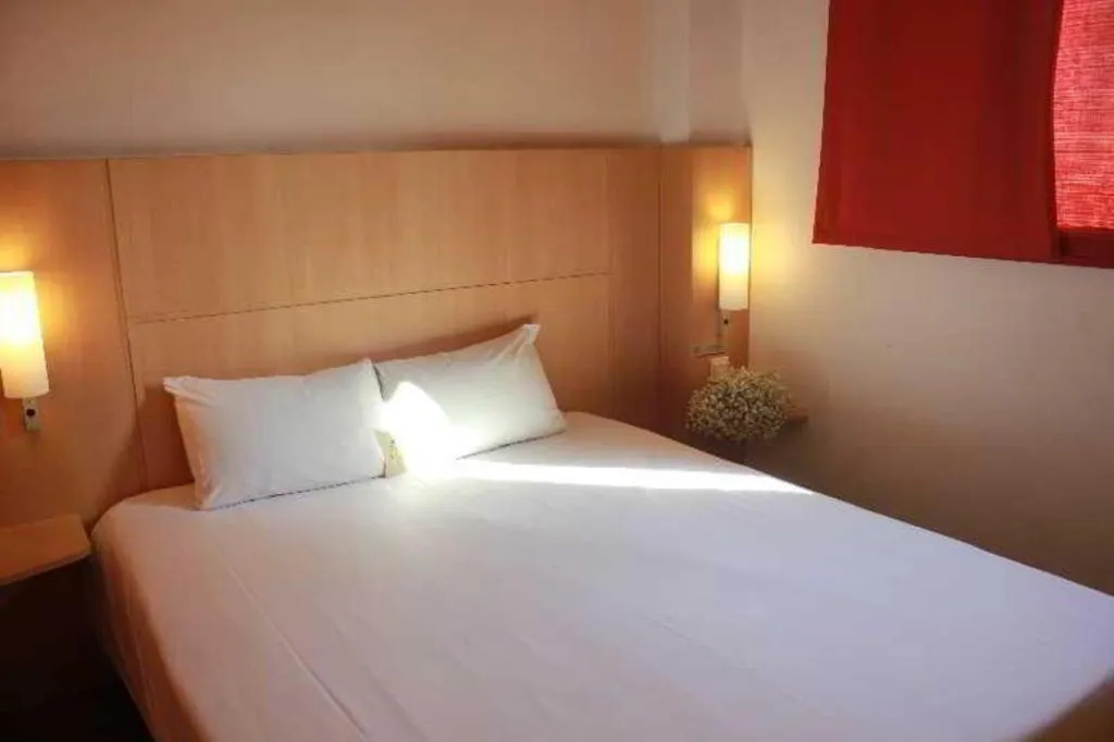 Bed in Ibis Xiamen Railway Station Hotel