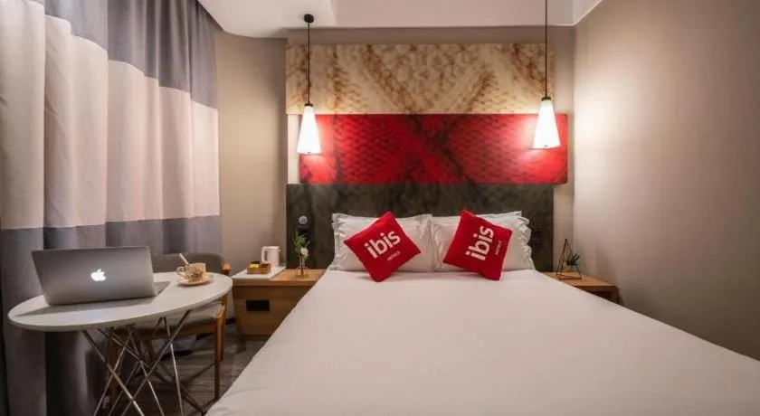 Bed in Ibis Xiamen Railway Station Hotel
