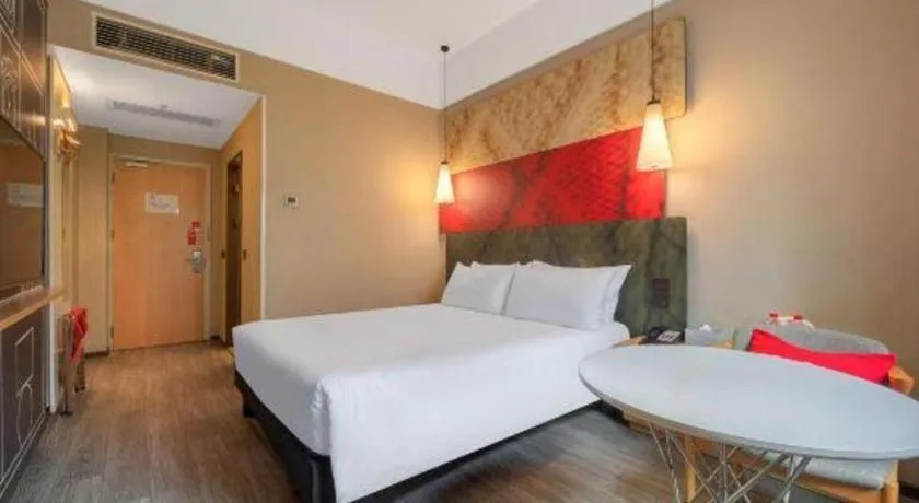 Bed in Ibis Xiamen Railway Station Hotel