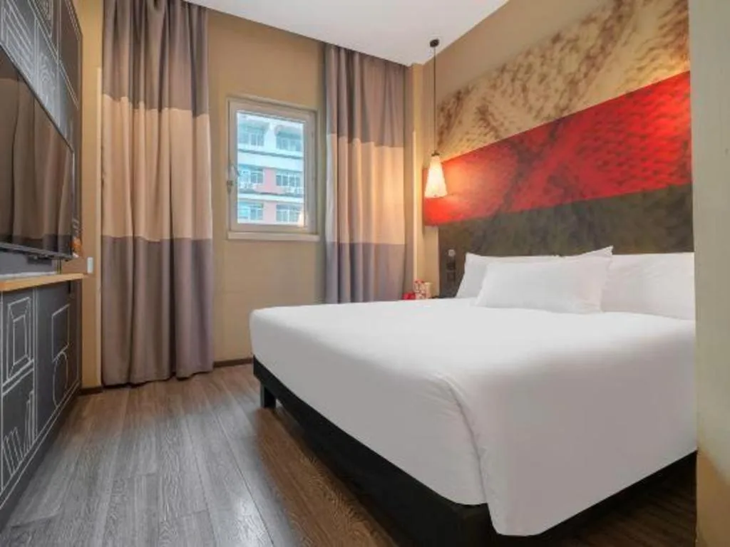 Bed in Ibis Xiamen Railway Station Hotel