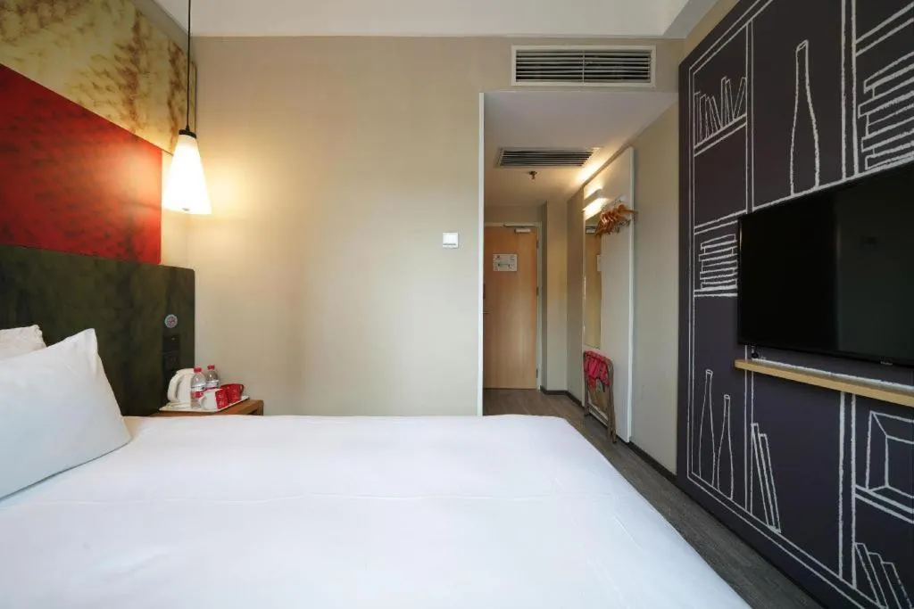 Bed in Ibis Xiamen Railway Station Hotel