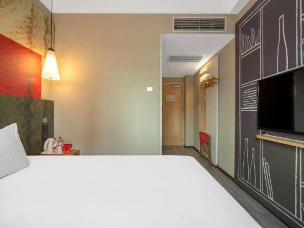 Bed in Ibis Xiamen Railway Station Hotel