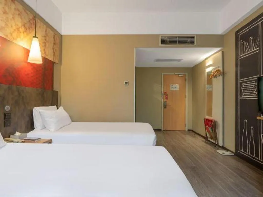 Bed in Ibis Xiamen Railway Station Hotel