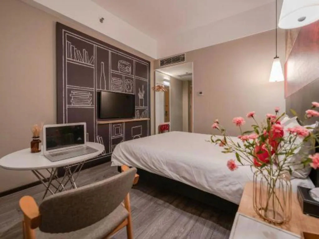 Bed in Ibis Xiamen Railway Station Hotel