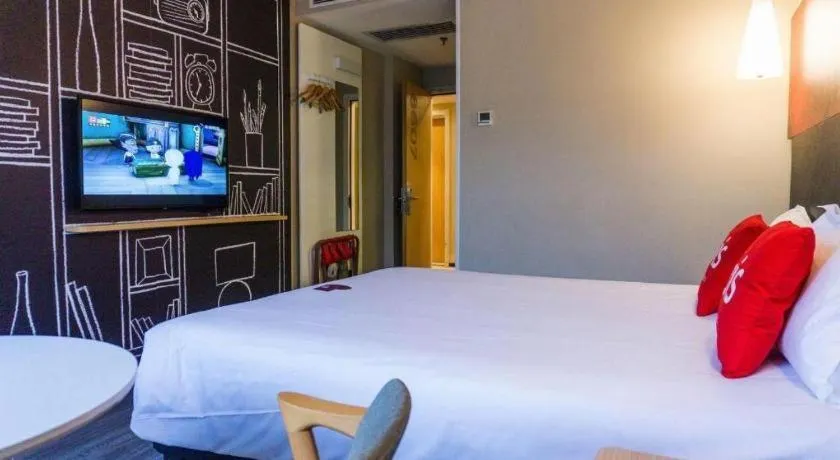 Bed in Ibis Xiamen Railway Station Hotel