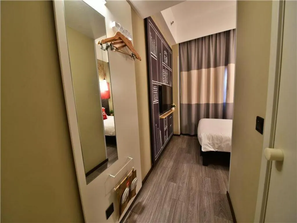 Bed in Ibis Xiamen Railway Station Hotel