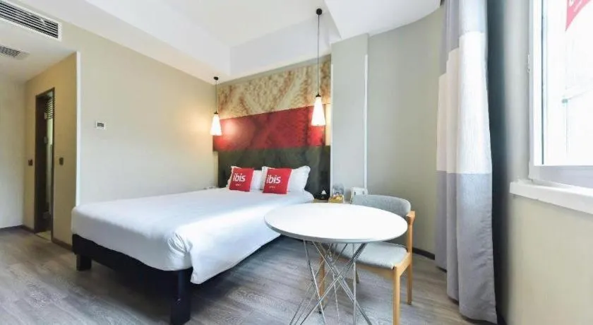 Bed in Ibis Xiamen Railway Station Hotel