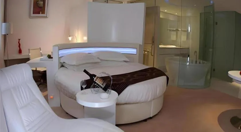 Bed in Ramada Plaza by Wyndham Hangzhou Riverside