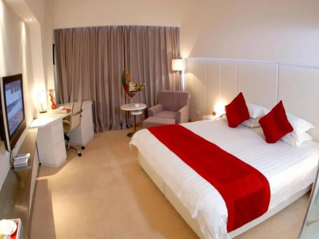 Bed in Ramada Plaza by Wyndham Hangzhou Riverside