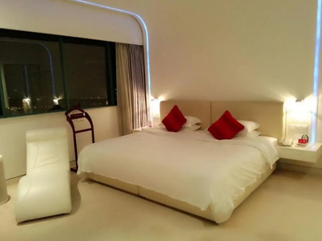 Bed in Ramada Plaza by Wyndham Hangzhou Riverside