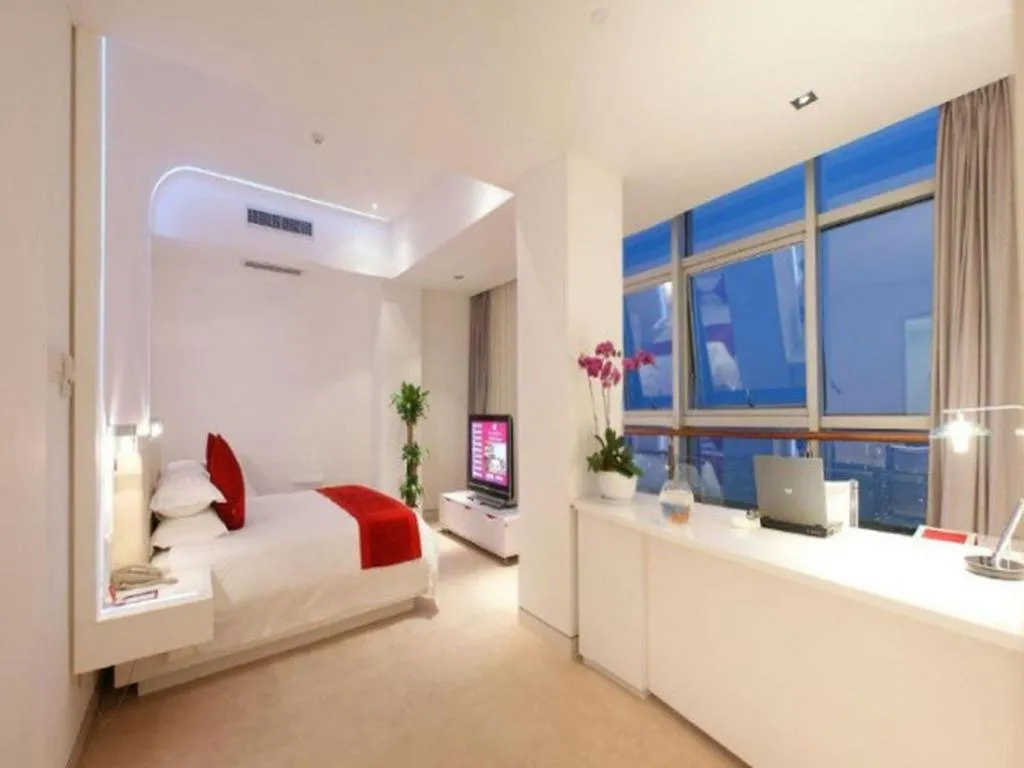 Bed in Ramada Plaza by Wyndham Hangzhou Riverside