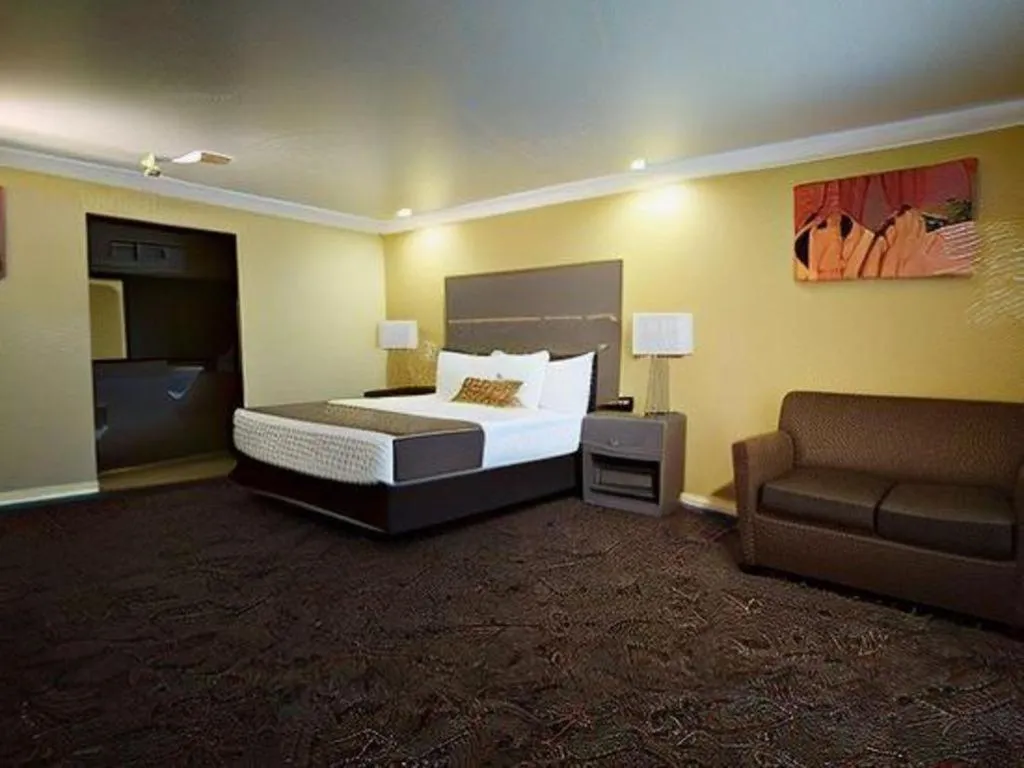 Bed in Best Western Hanford Inn