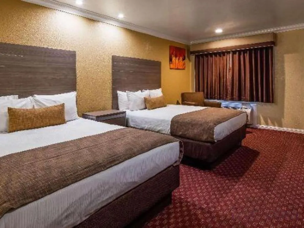 Bed in Best Western Hanford Inn