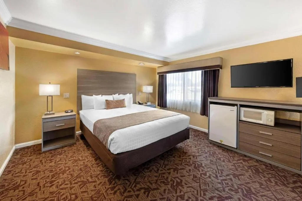 Bed in Best Western Hanford Inn