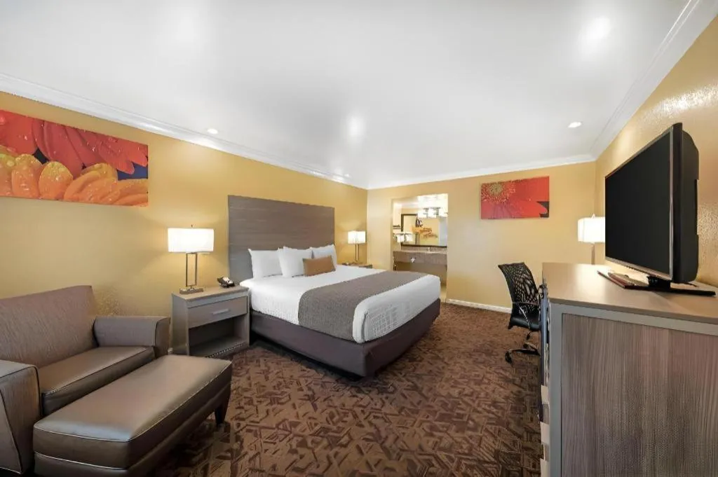 Bed in Best Western Hanford Inn