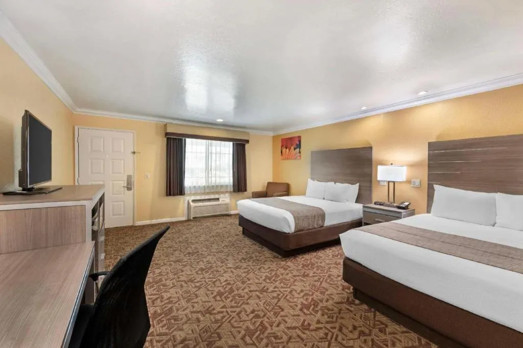 Bed in Best Western Hanford Inn