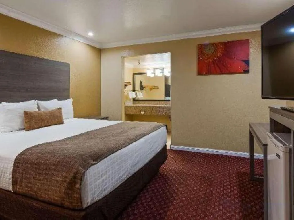 Bed in Best Western Hanford Inn