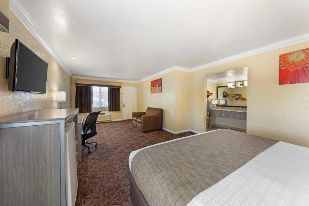 Bed in Best Western Hanford Inn