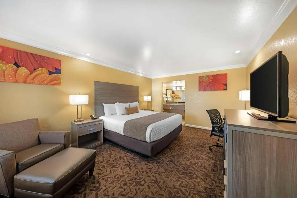 Bed in Best Western Hanford Inn