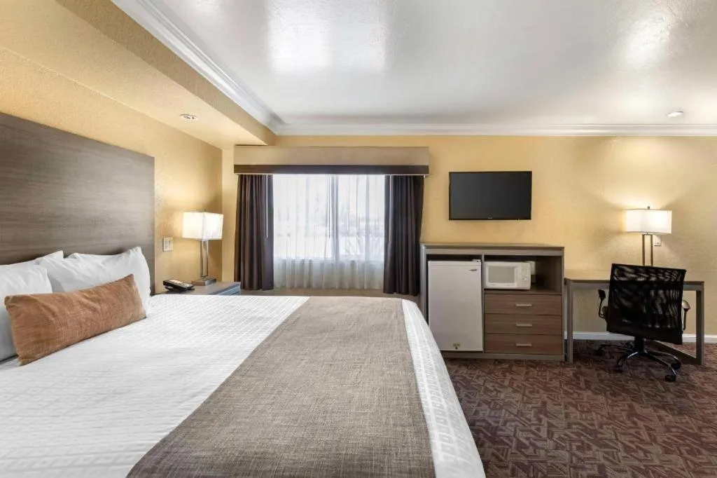 Bed in Best Western Hanford Inn