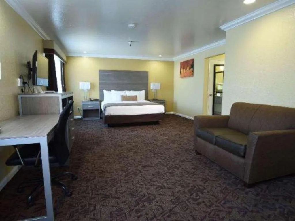 Bed in Best Western Hanford Inn