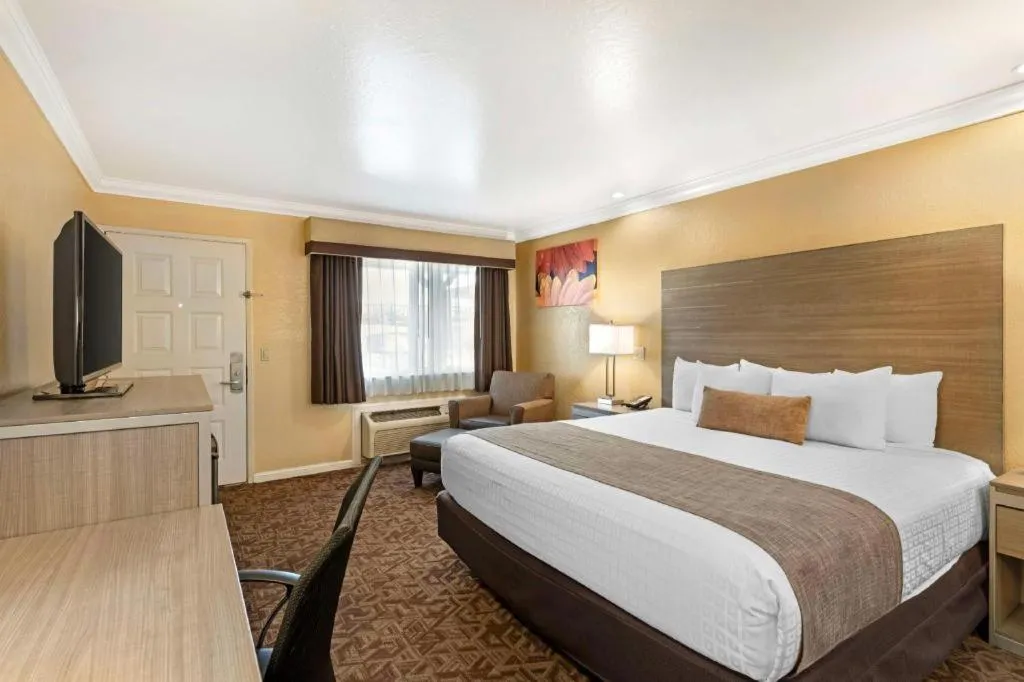 Bed in Best Western Hanford Inn