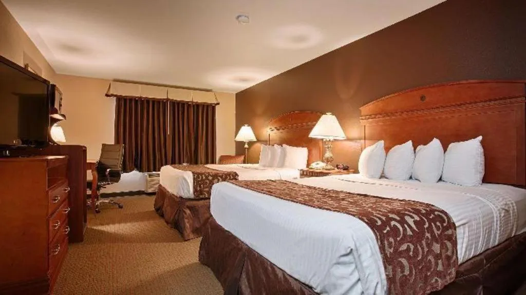 Bed in Best Western Manhattan Inn