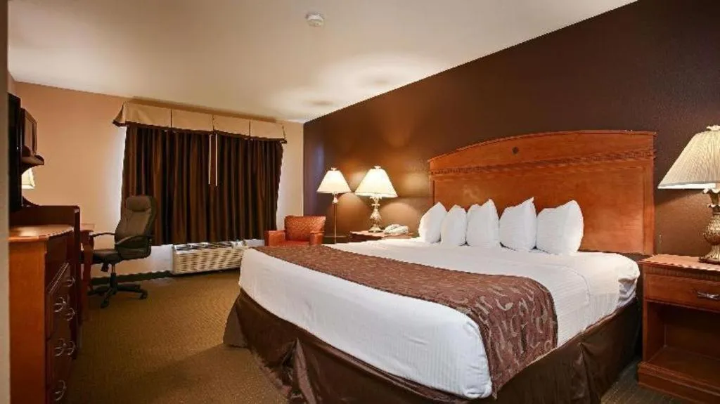 Bed in Best Western Manhattan Inn