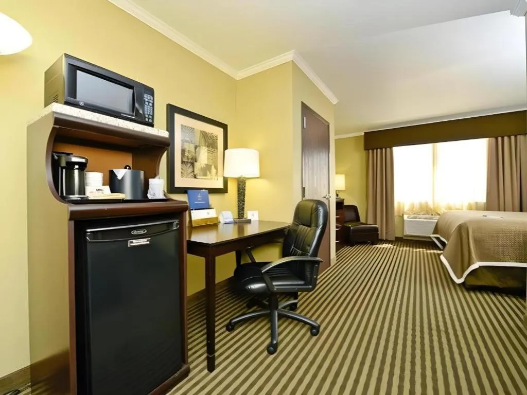 Bed in Best Western Plus Olathe Hotel