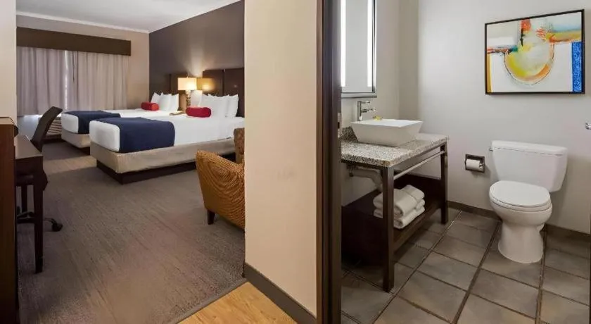 Bed in Best Western Plus Olathe Hotel