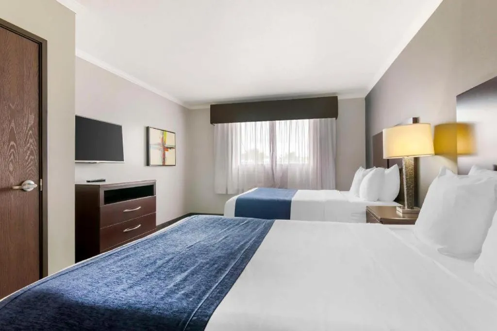 Bed in Best Western Plus Olathe Hotel