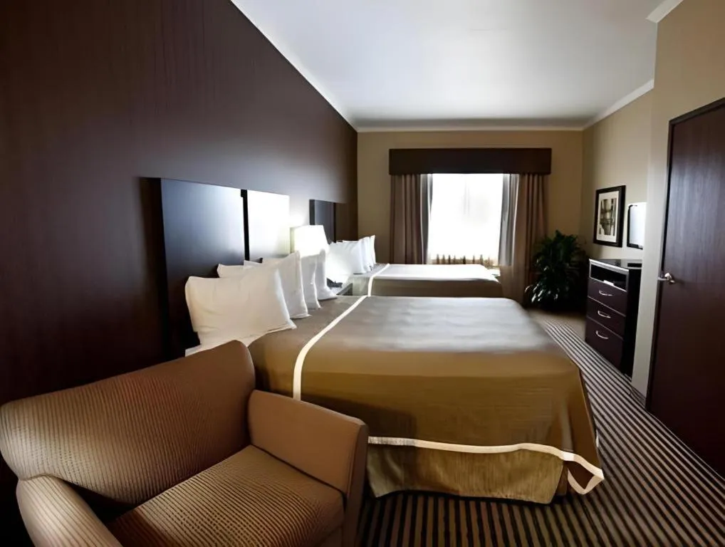 Bed in Best Western Plus Olathe Hotel