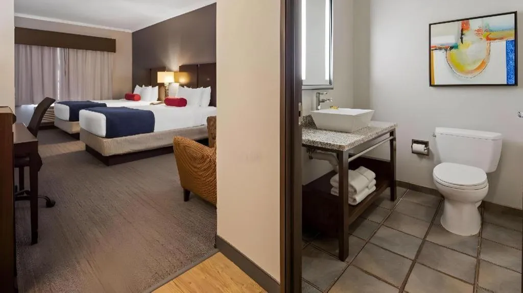 Bed in Best Western Plus Olathe Hotel