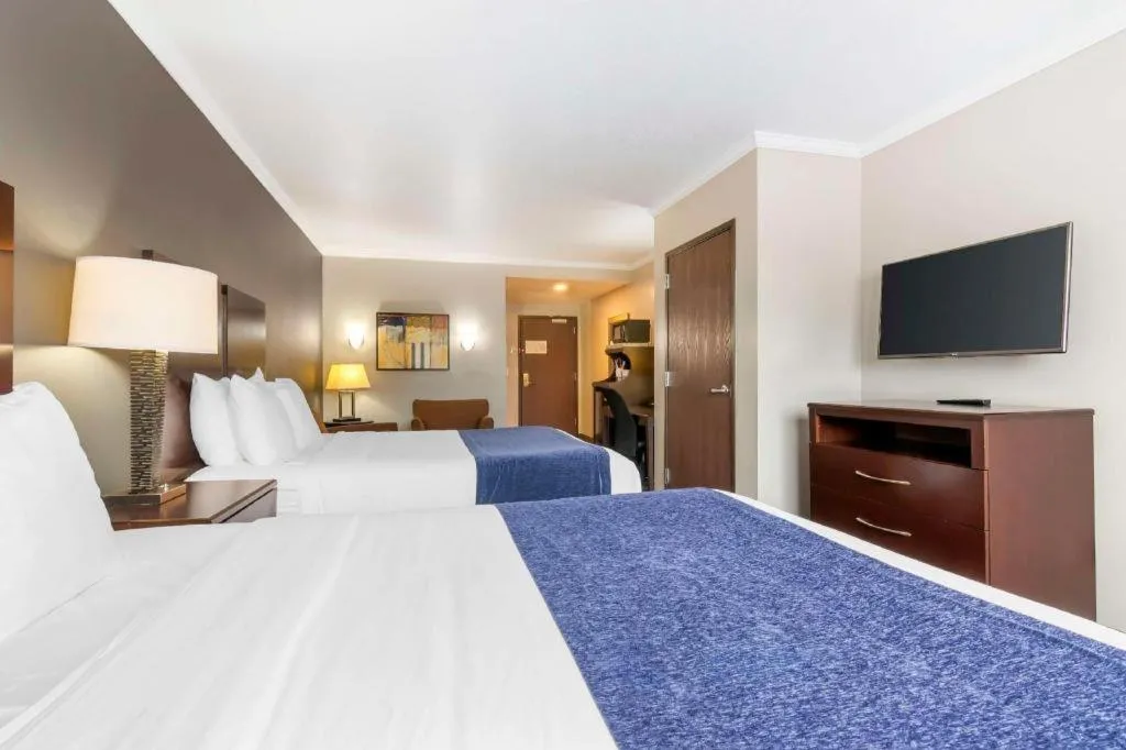 Bed in Best Western Plus Olathe Hotel
