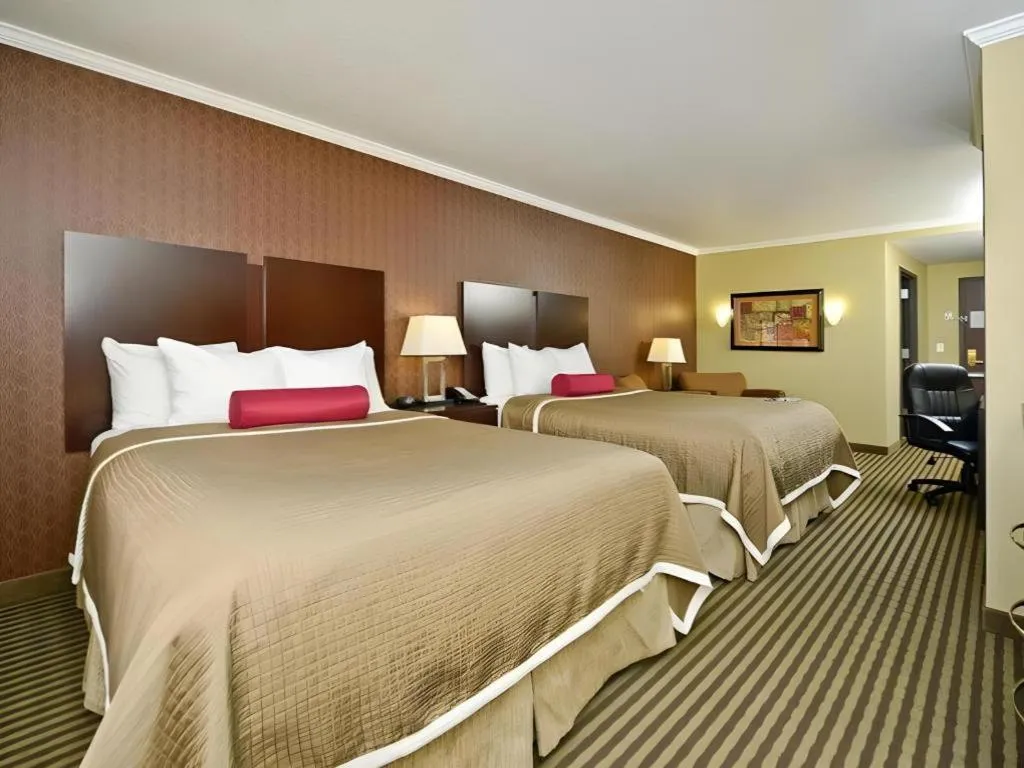 Bed in Best Western Plus Olathe Hotel