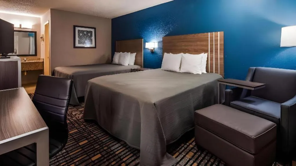 Bed in Best Western Post Oak Inn