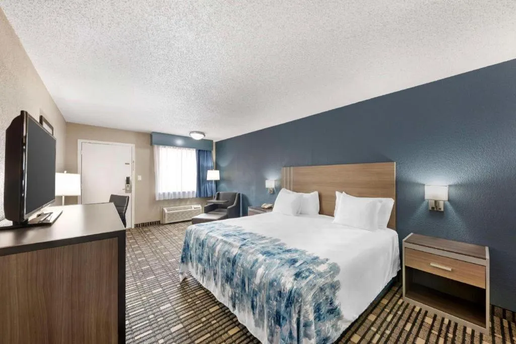 Bed in Best Western Post Oak Inn