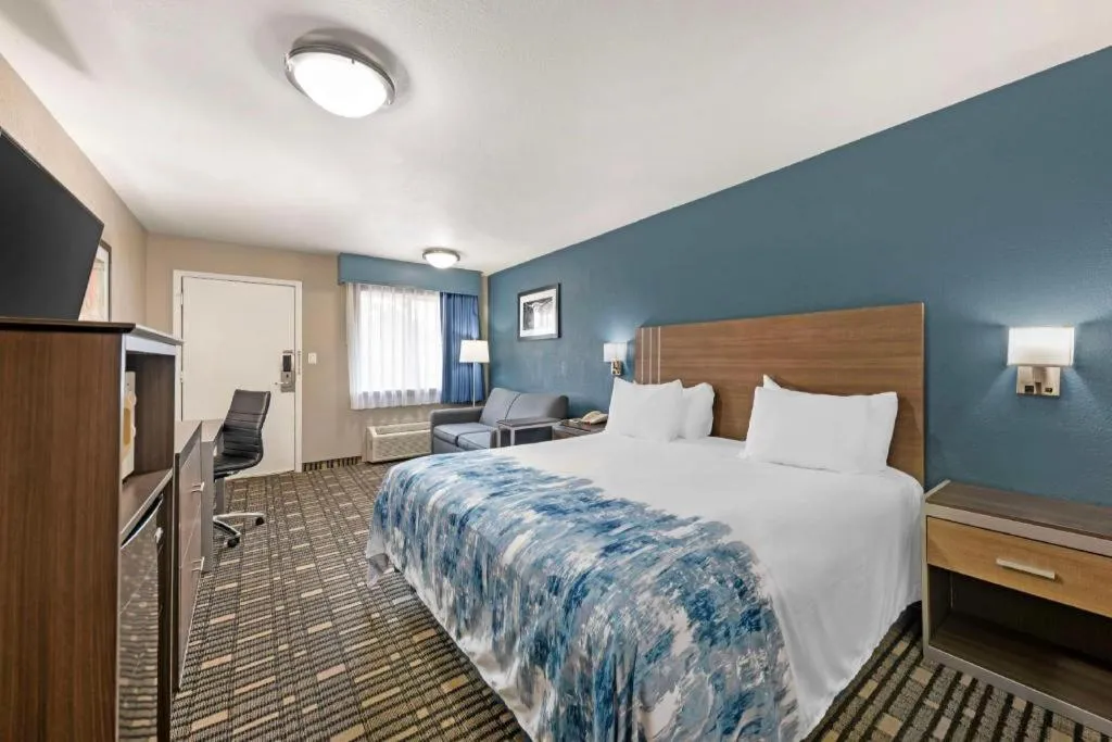 Bed in Best Western Post Oak Inn