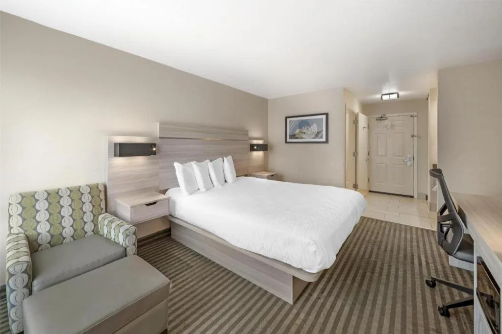 Bed in Best Western Plus Twin View Inn & Suites