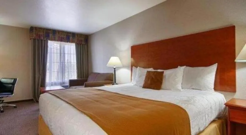 Bed in Best Western Plus Twin View Inn & Suites