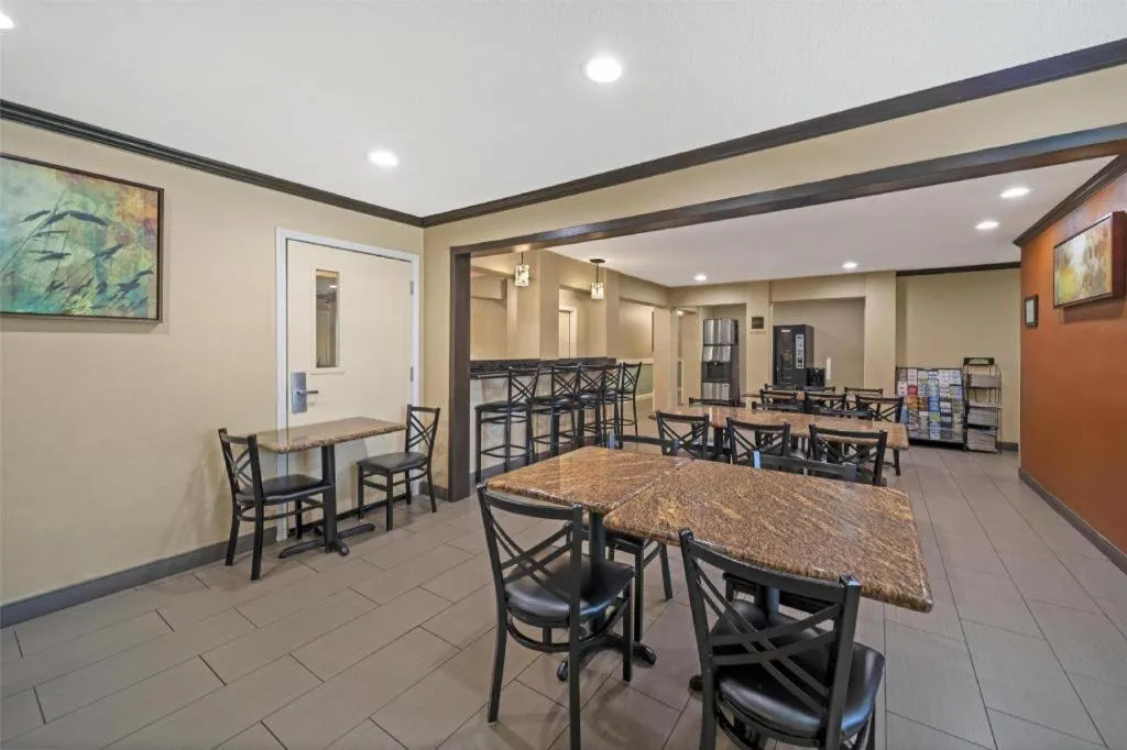 Best Western Plus Twin View Inn & Suites