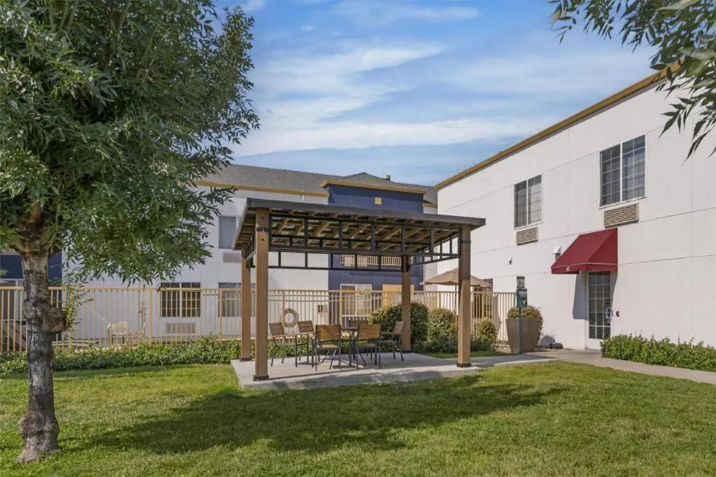 Best Western Plus Twin View Inn & Suites