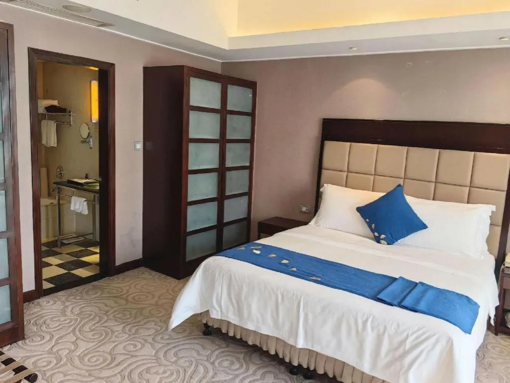 Bed in Changsha Huatian Hotel