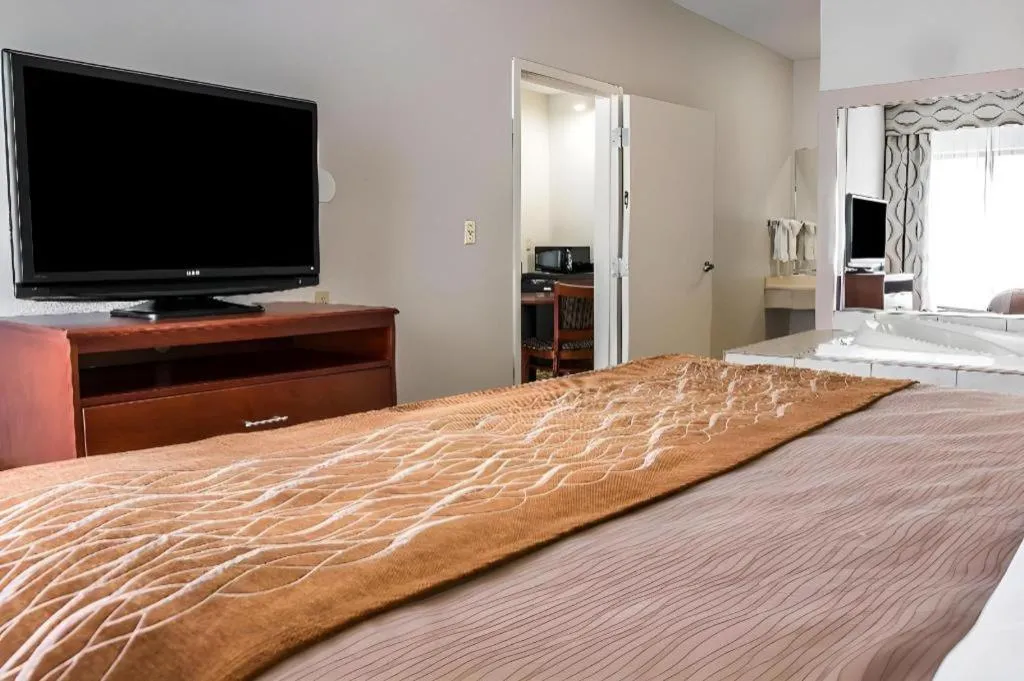 Bed in Comfort Inn & Suites University South