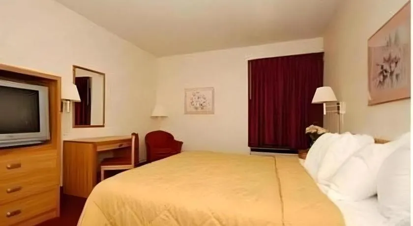 Bed in Quality Inn Waynesburg - Morrisville