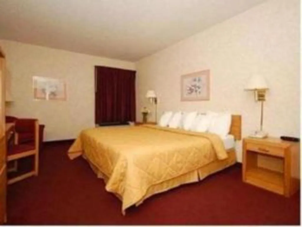 Bed in Quality Inn Waynesburg - Morrisville