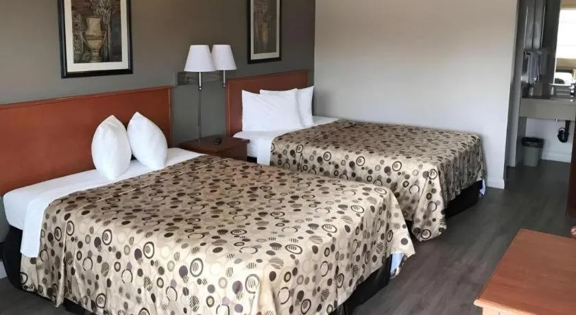 Bed in Quality Inn Waynesburg - Morrisville