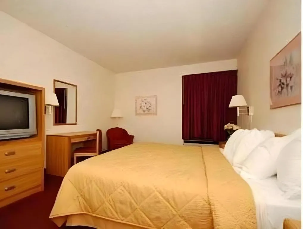 Bed in Quality Inn Waynesburg - Morrisville